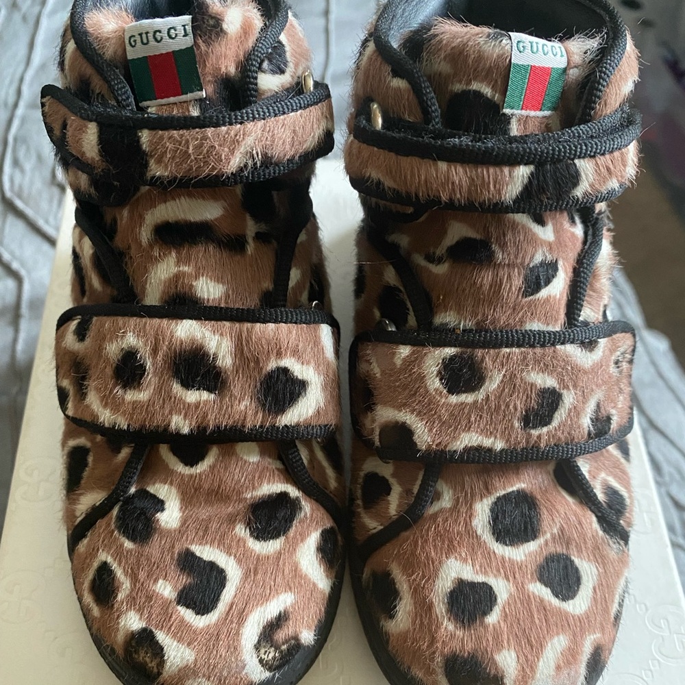 AUTHENTIC KIDS GUCCI SHOES SIZE 25.